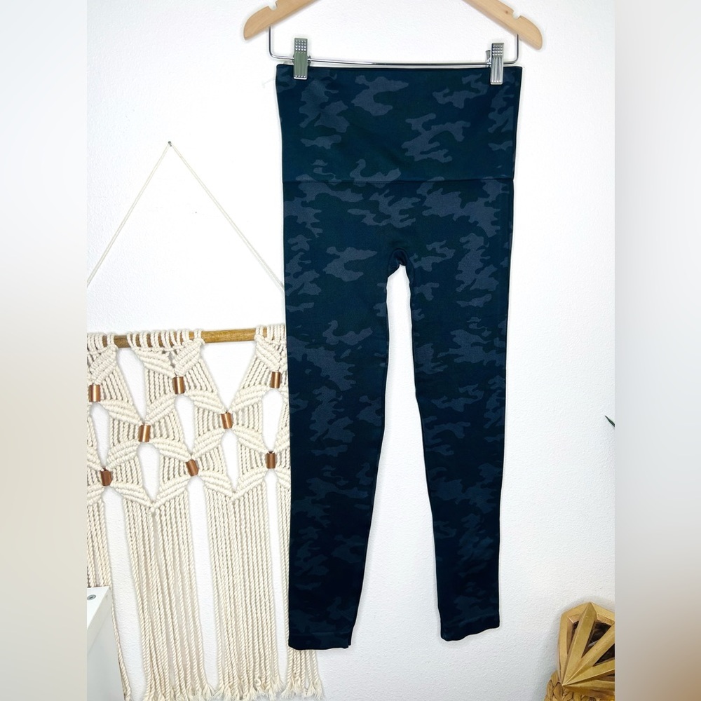 Spanx Camo Leggings LAMN Black legging Black greyscale Camouflage
